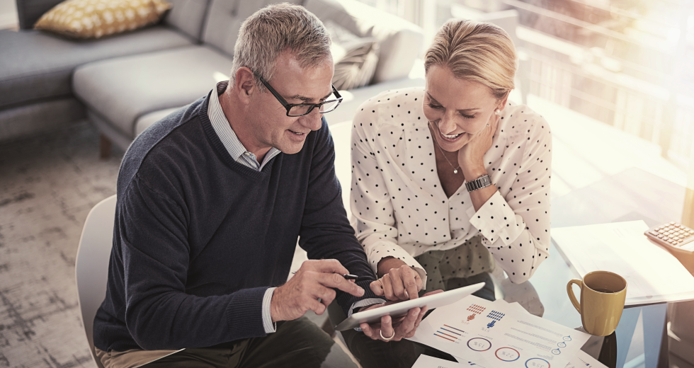 two people at desk Mann und Frau am Schreibtisch schauen gemeinsam auf ein Tablet